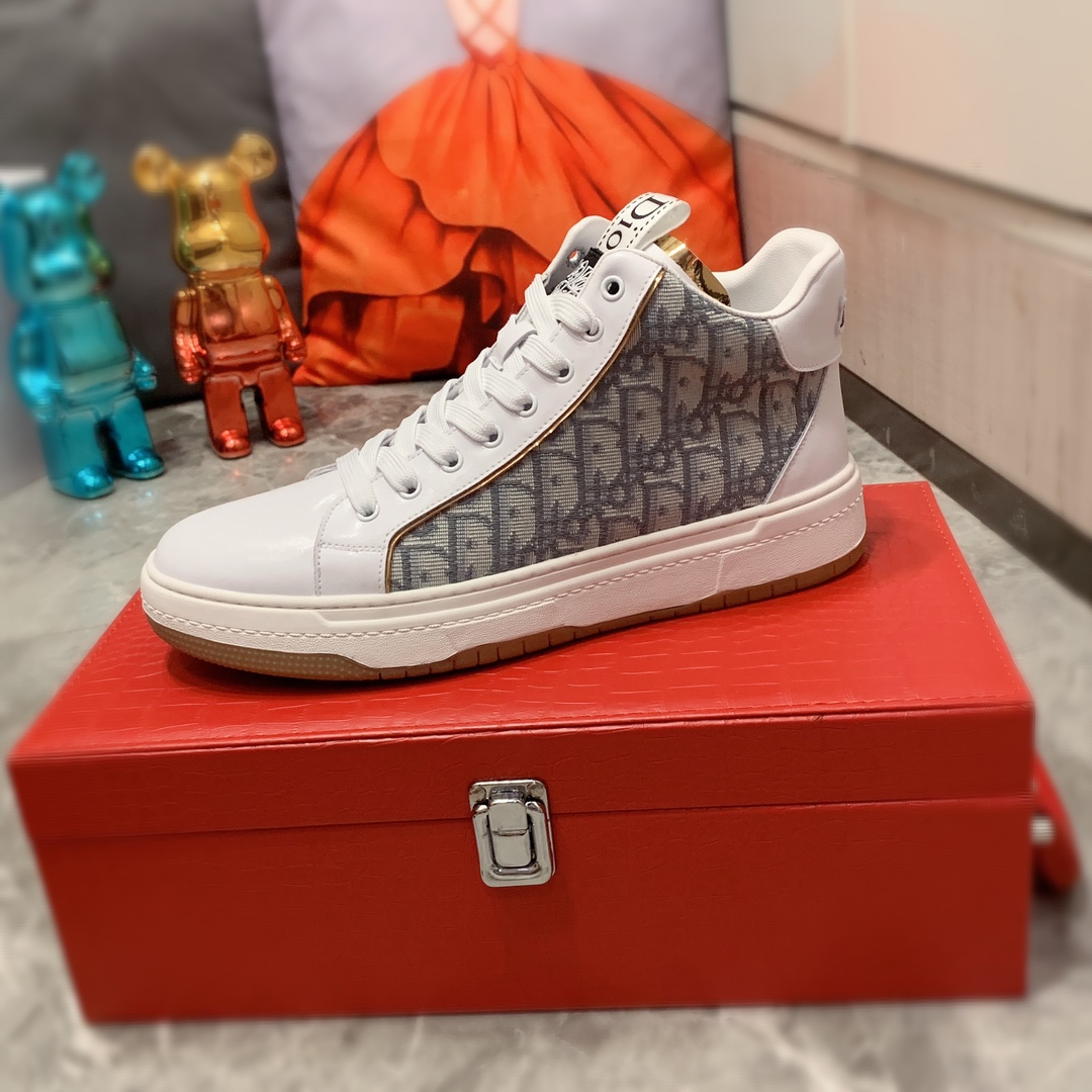 高帮  I5     迪奥  最新爆款休闲鞋，顶端品牌 奢侈～代购，顶级～质量。专柜同卖产品 鞋面選用进口透气牛皮搭配布面料材质透气羊皮内里精细做工。原版个性时尚柔软橡膠耐磨防滑大底，上脚轻巧舒适，实物拍摄實物更好看，122广州码: 38-44。白色，黑色