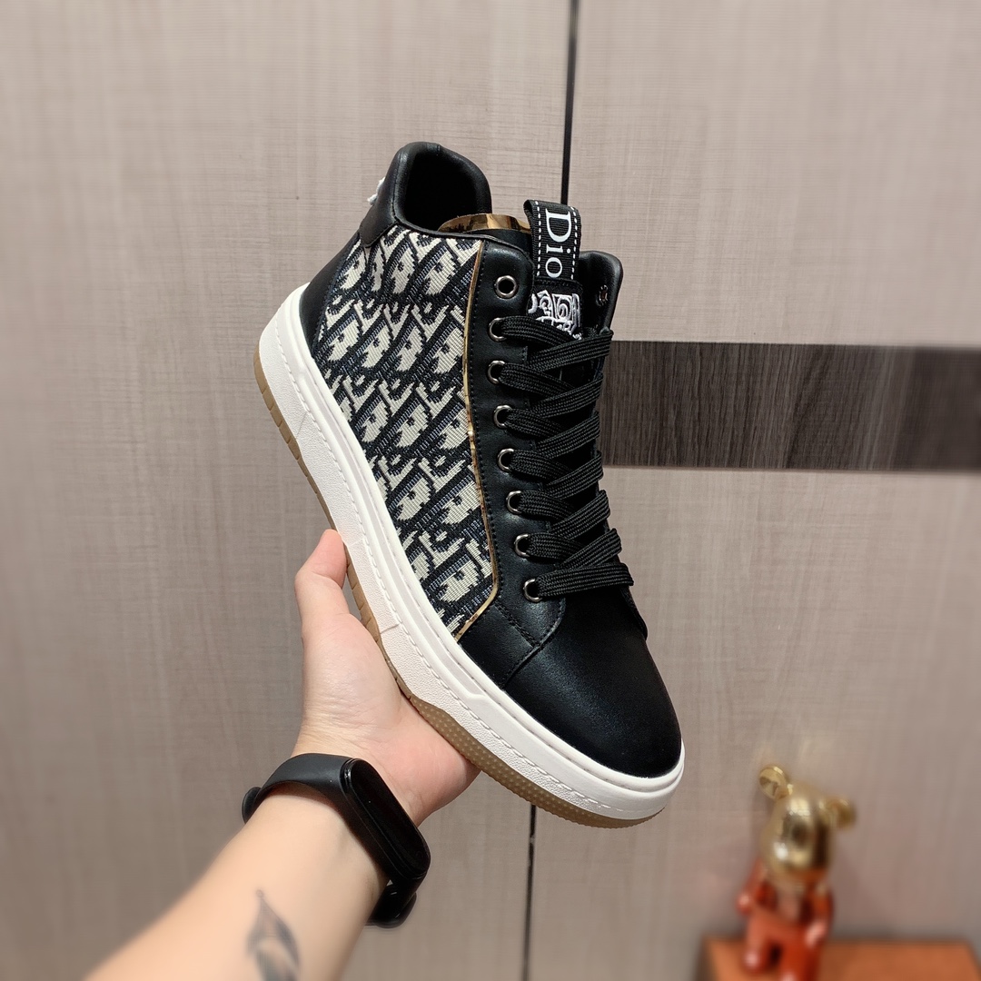 高帮  I5     迪奥  最新爆款休闲鞋，顶端品牌 奢侈～代购，顶级～质量。专柜同卖产品 鞋面選用进口透气牛皮搭配布面料材质透气羊皮内里精细做工。原版个性时尚柔软橡膠耐磨防滑大底，上脚轻巧舒适，实物拍摄實物更好看，122广州码: 38-44。白色，黑色