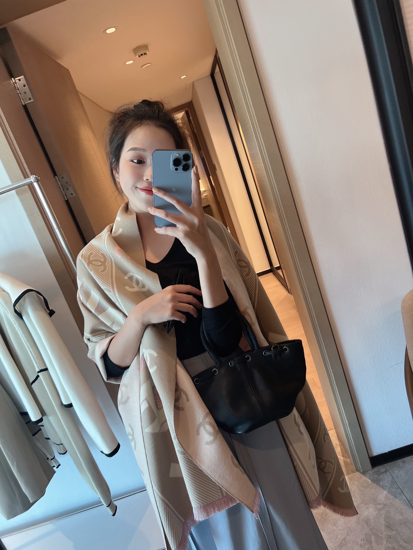 NO:541706,CHANEL's latest masterpiece of the year, Xiaoxiang limited edition shipped, multiple Chanel elements, slightly flashing effect, more luxurious, excellent texture to touch, gives people a very comfortable feeling when touched, showing unsimple fashion, becoming another outstanding design in CHANEL's works, about 18070 ordinary scarves, ordinary scarves, chanel, chanel19860909批CHANEL（香奈儿）年度最新力作 小香限量版出货 多重香奈儿元素 微微闪烁效果超赞 更显奢华 摸着手感极佳的质地 肌肤触摸上去给人非常舒服的感觉 在简约中显示不简单的时尚 成为CHANEL作品中又一杰出的设计 18070左右普通围巾,普通围巾,chanel,chanel,scarf