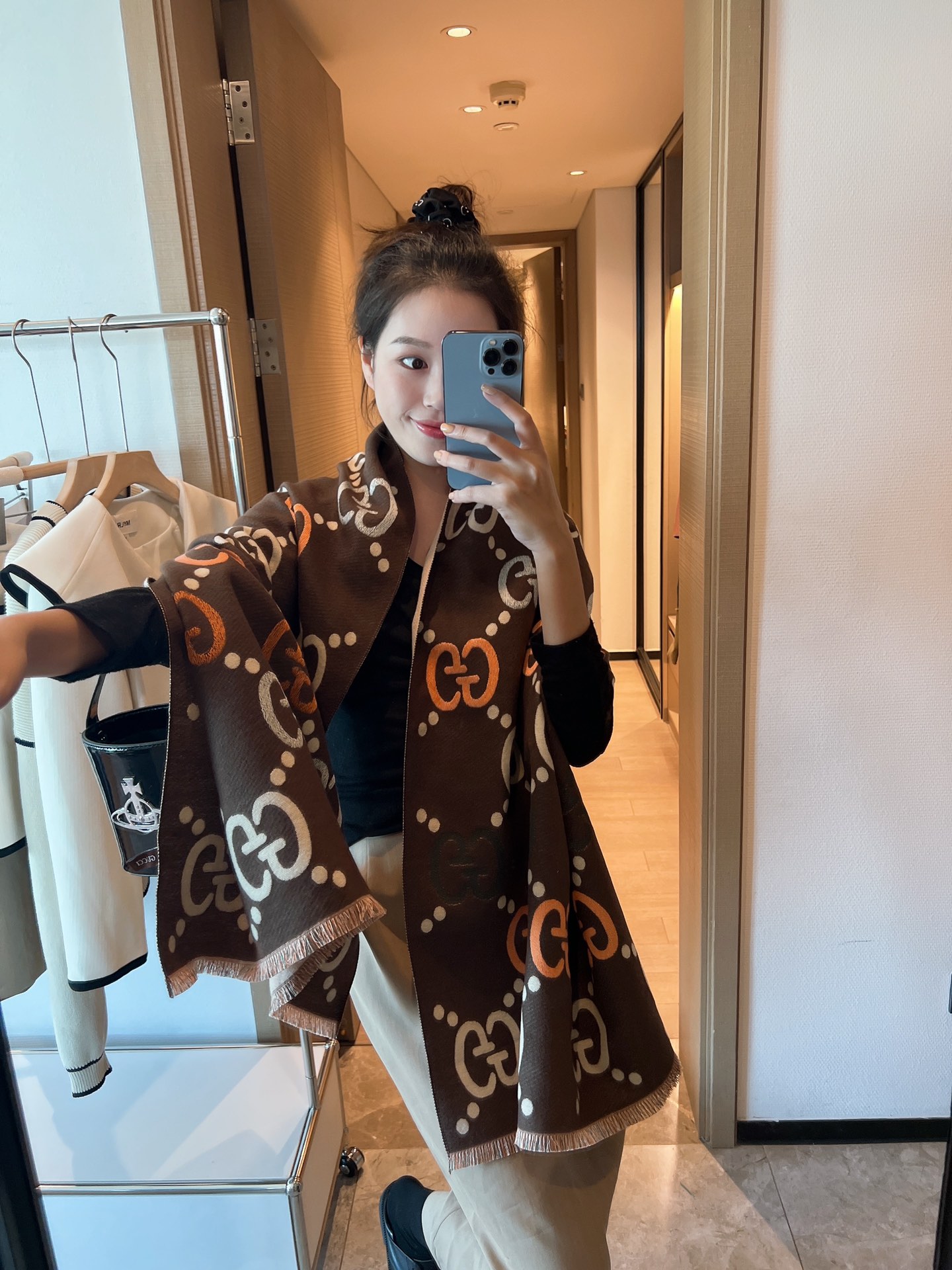 NO:163001,A hit version of Xiaohongshu; the new model (top original version) double-large G-letter interwoven pattern is rejuvenated into a complex jacquard design. This symbol pattern will be interpreted in a new season, and the brown tone contrast effect is fresh and elegant. Brown GG jacquard wool, tassel trim, 3 95 wool, 5 polyamide, ordinary scarf19860909批小红书爆款；新款（顶级原版）双大G字母交织图案,焕新演绎为繁复的提花设计.这一符号图案每一季都会加以新的诠释,棕色调对比效果清新雅致.棕色GG提花羊毛,流苏饰边,3 95羊毛,5聚酰胺,普通围巾,scarf