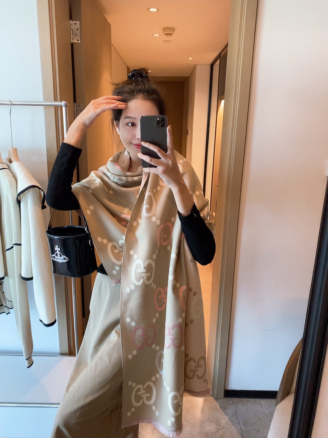 NO:603243,A popular item from Xiaohongshu; the new (top-quality original) double G monogram is reinterpreted into a complex jacquard design. This symbolic pattern will be reinterpreted every season, and the brown contrast effect is fresh and elegant. Brown GG jacquard wool, tassel trim, 3 95 wool, 5 polyamide ordinary scarf, ordinary scarf19860909批小红书爆款；新款（顶级原版）双大G字母交织图案,焕新演绎为繁复的提花设计.这一符号图案每一季都会加以新的诠释,棕色调对比效果清新雅致.棕色GG提花羊毛,流苏饰边,3 95羊毛,5聚酰胺普通围巾,普通围巾,scarf