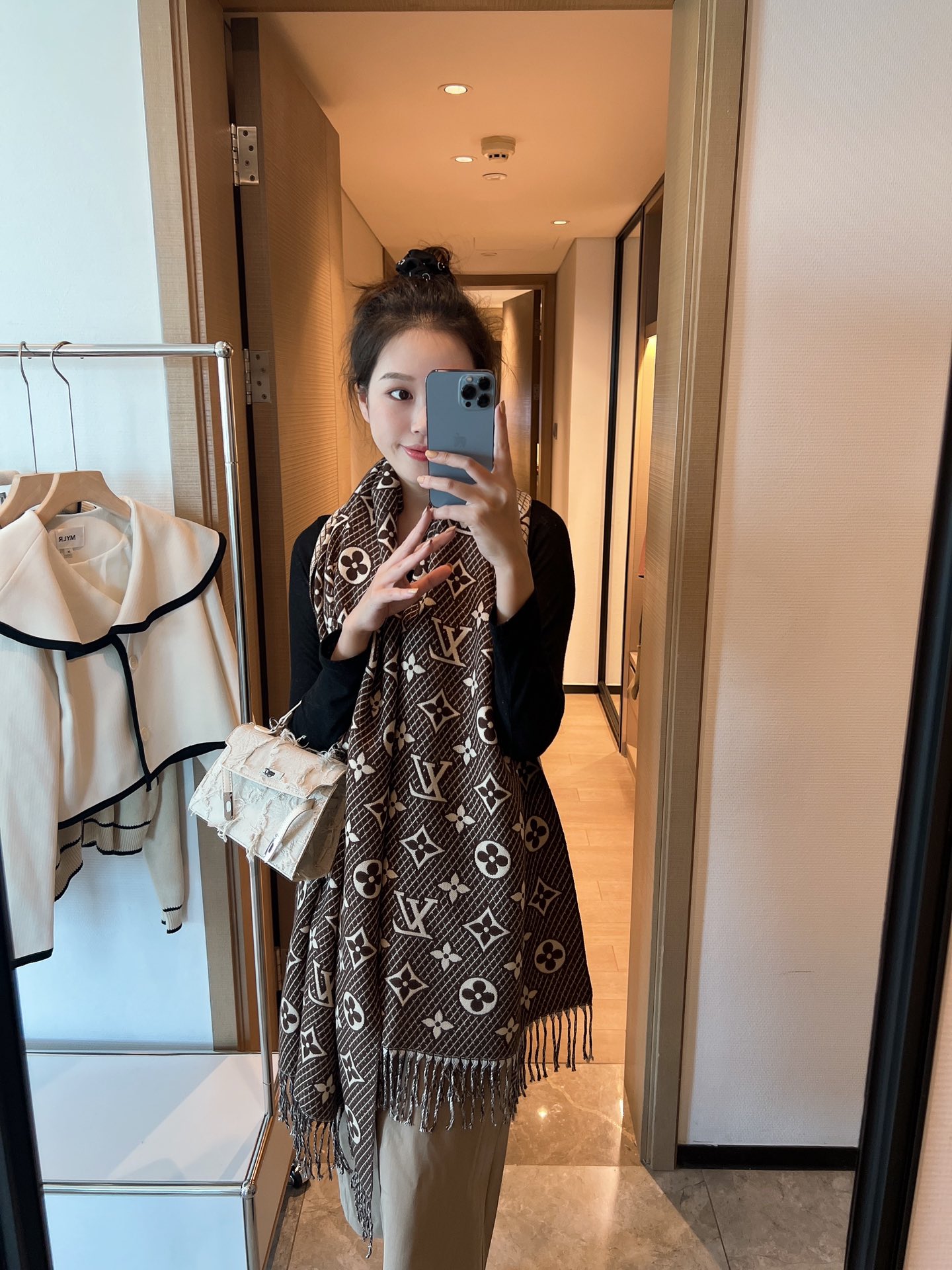 107 重磅流弊原单，一模一样 Louis Vuitton 路易威登 LV 专柜新色出口境外。专柜的最新限量双面桃粉色全部纱线进口客供 唯一一家给 Louis Vuitton 路易威登 LV 订制纱线的工厂供原料 如果不是能收点渠道牛逼货 我估计专柜都买不上这种限量版货色。太少了。售完无补因为国内没有这种订制的纱线 货品质极好，就一个色精工高密度字体无比清晰 面料为最顶级高原开司米尔羊毛真丝和专柜一样 手感柔软丝滑 奢华有质感这款披肩将真丝与羊毛相混搭，质地柔软而温暖，饰有同色调的Monogram图案。饰有Louis Vuitton 的字样，经典而永不过时。