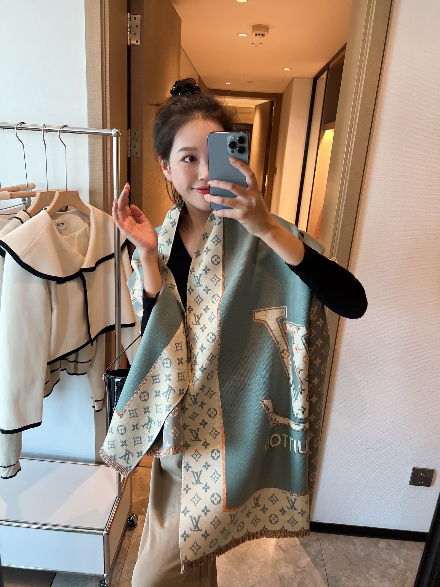 NO:162997,Comment [The high-end and fashionable feeling that can be easily picked up!  !  】The quality is amazing, this price is really worth it!  !  Another autumn and winter scarf in LV, presbyopia is the most fashionable design of LV!  !  What’s special about this model is that the style is Lv’s most classic and pleasing Monogram presbyterian, and it has a long scarf design, which is very easy to control!  !  Classic luxury!  It looks really good with such a scarf in autumn and winter!  !  !  The size of the cashmere scarf is very easy to control with size 18070cm!  , ordinary scarf, louis vuitton19860909批【可以信手拈来的高级时髦感！！】品质超级赞,这个价格真心超值到家了！！LV又一款秋冬款围巾,老花是LV最时髦的设计！！此款的特别之处就在于款式是Lv最经典最耐看的Monogram老花,又是长巾设计,非常好驾驭！！经典奢华！秋冬配这样的围巾真心好看！！！尺寸规格18070cm非常好驾驭的羊绒围巾尺寸！,普通围巾,louis vuitton,scarf