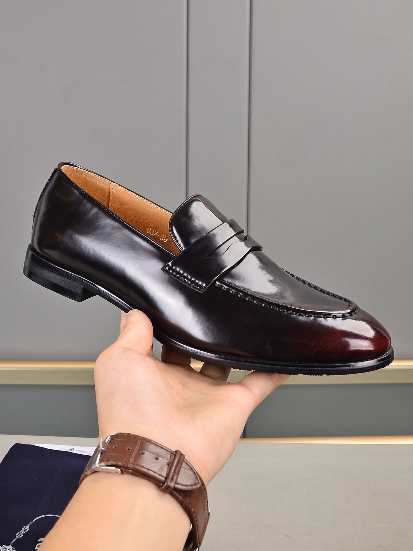 J0  Prada 普拉达 最新商务正装皮鞋 官网同步 市场上顶级版本 纯手工制作.面料：进口小牛皮配水染羊里38、39、40、41、42、43、44。45可定做