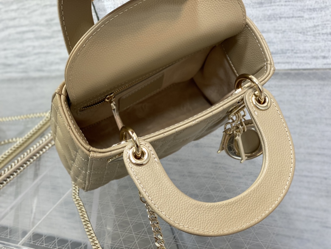 顶级原单三格牛皮球纹奶茶色金扣现货️ClassicLady戴妃包人手一个必备的三格小包迷人优雅又气场十足