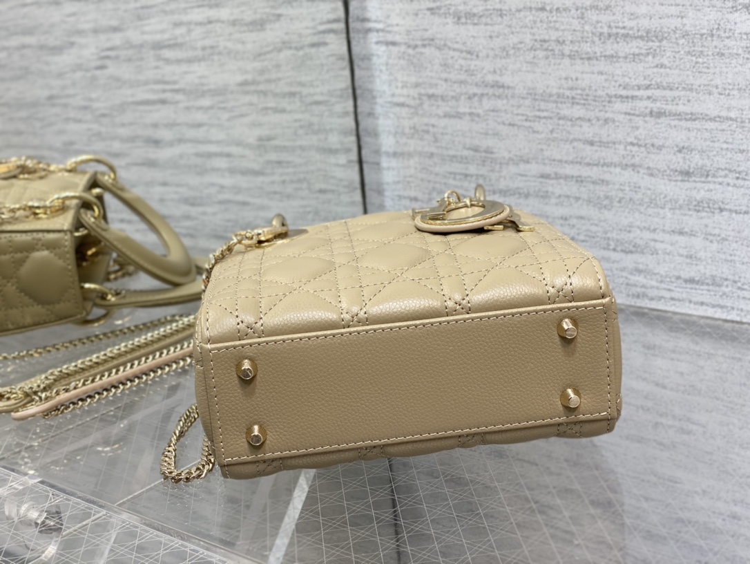 顶级原单三格牛皮球纹奶茶色金扣现货️ClassicLady戴妃包人手一个必备的三格小包迷人优雅又气场十足