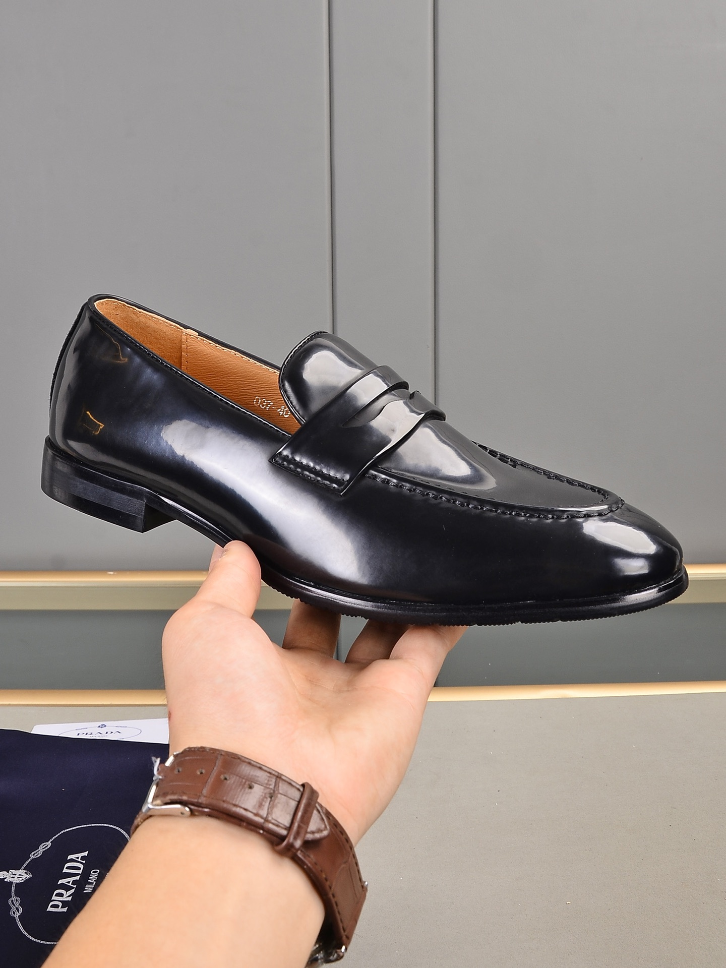 J0  Prada 普拉达 最新商务正装皮鞋 官网同步 市场上顶级版本 纯手工制作.面料：进口小牛皮配水染羊里38、39、40、41、42、43、44。45可定做
