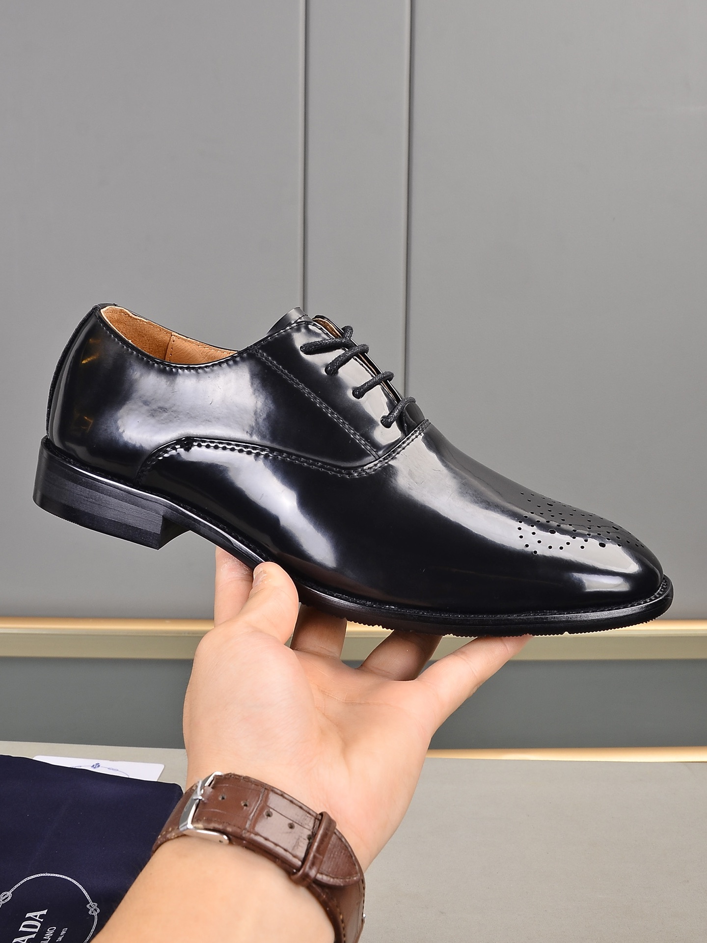 J0  Prada 普拉达 最新商务正装皮鞋 官网同步 市场上顶级版本 纯手工制作.面料：进口小牛皮配水染羊里38、39、40、41、42、43、44。45可定做