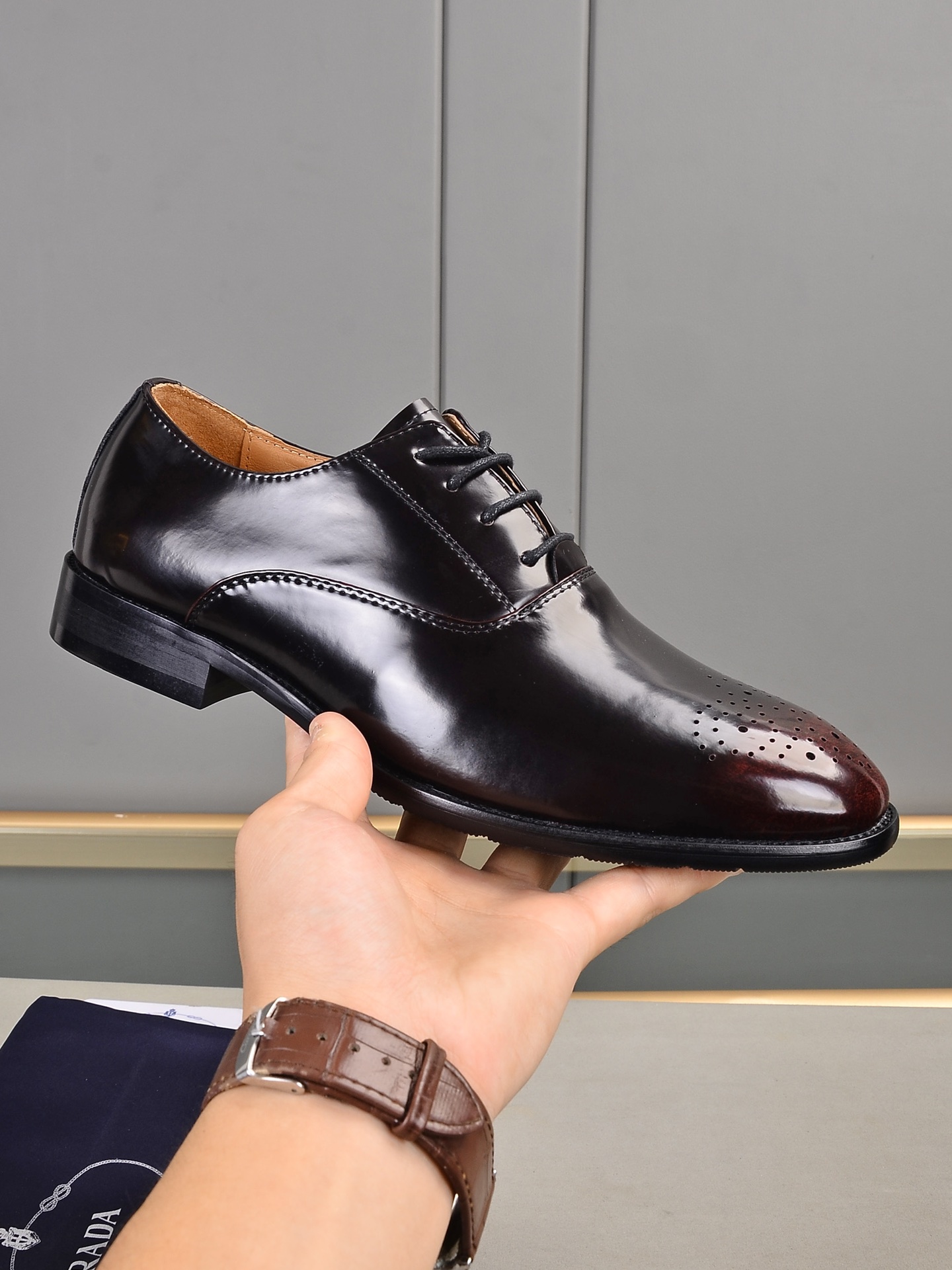 J0  Prada 普拉达 最新商务正装皮鞋 官网同步 市场上顶级版本 纯手工制作.面料：进口小牛皮配水染羊里38、39、40、41、42、43、44。45可定做”},”subimgsSrc”:[],”negativeStock”:true,”old_time”:”14天前