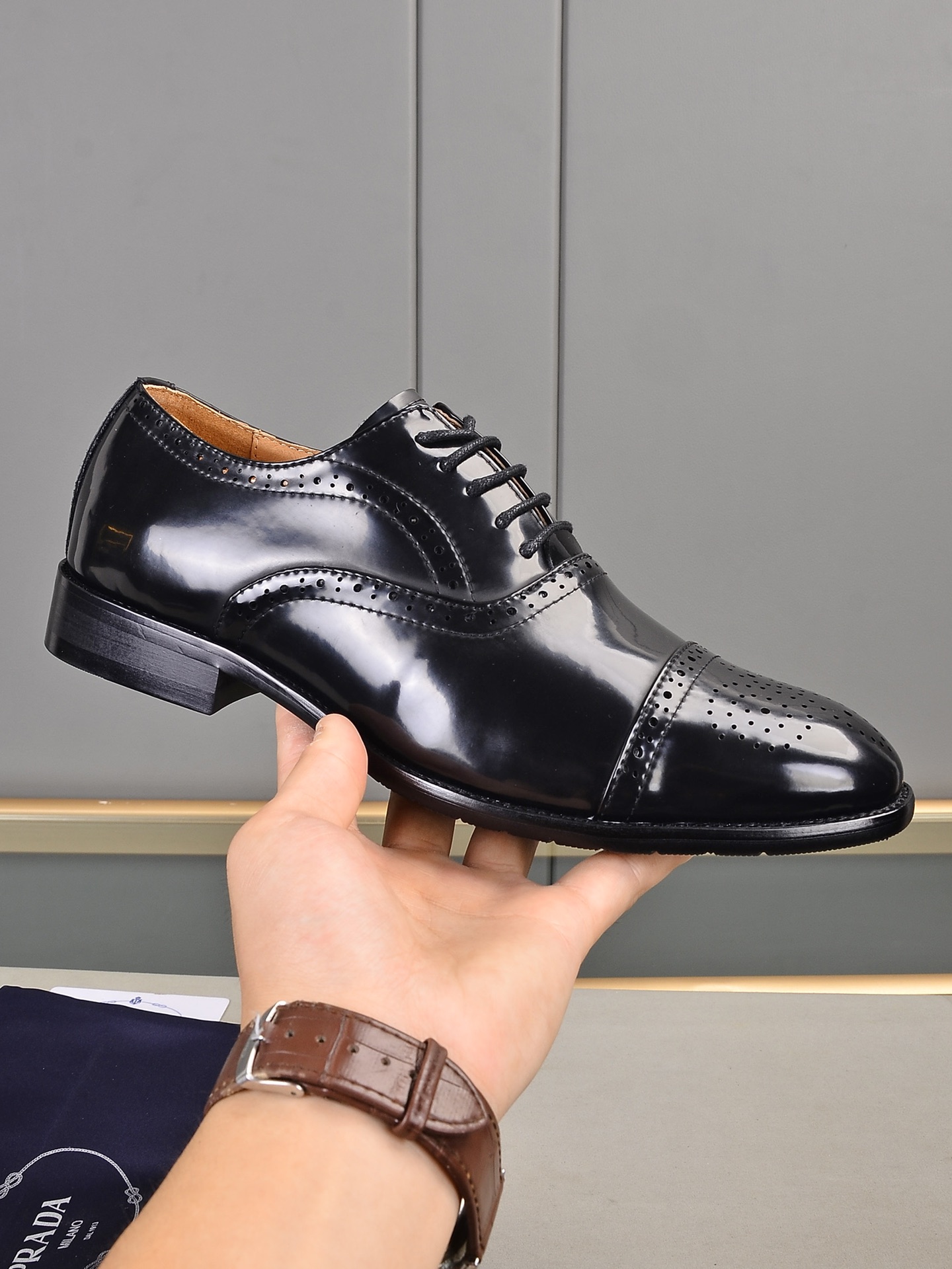 J0  Prada 普拉达 最新商务正装皮鞋 官网同步 市场上顶级版本 纯手工制作.面料：进口小牛皮配水染羊里38、39、40、41、42、43、44。45可定做