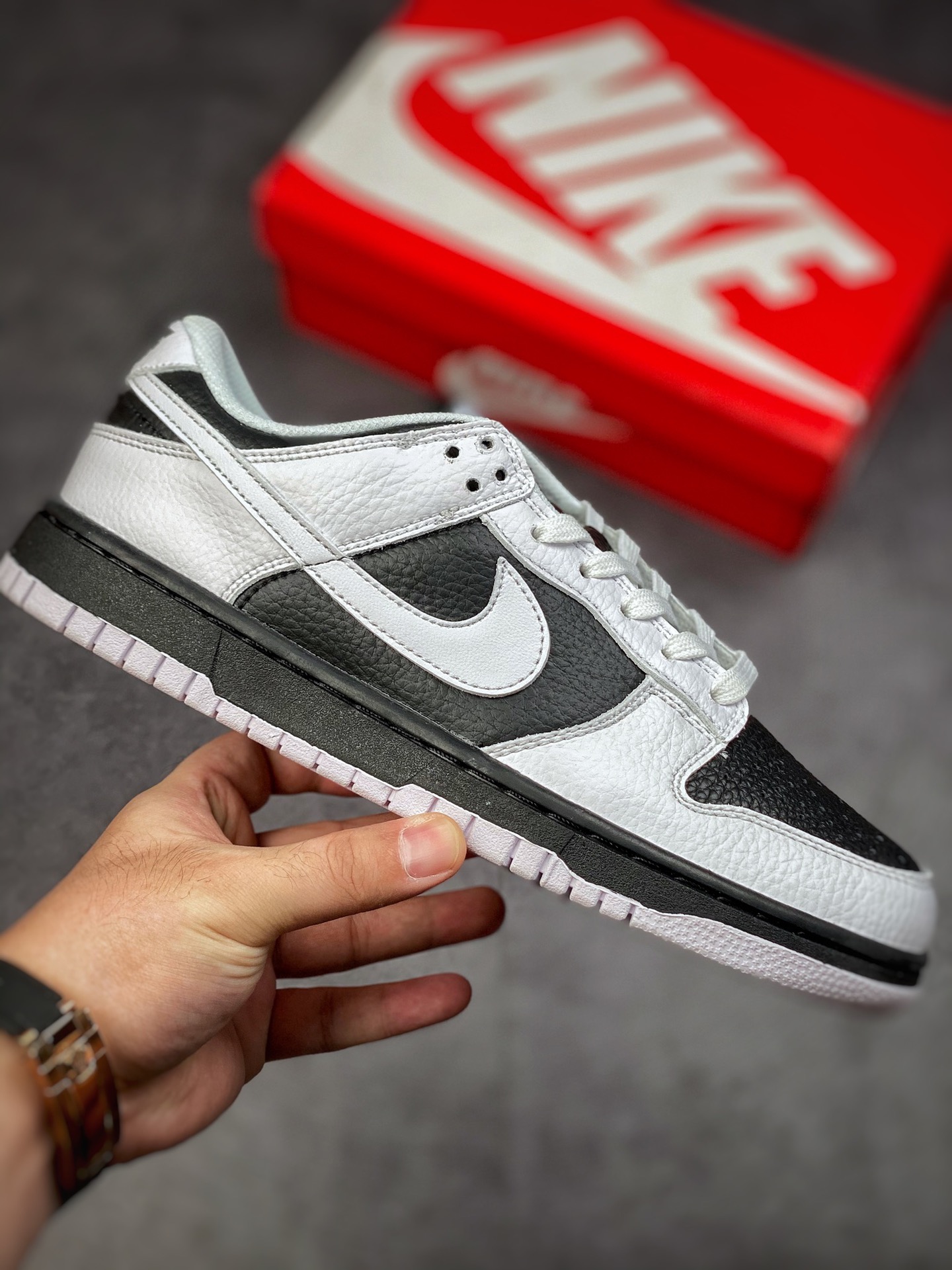 200 NIKE SB Dunk Low 新版黑白 FD9064-011