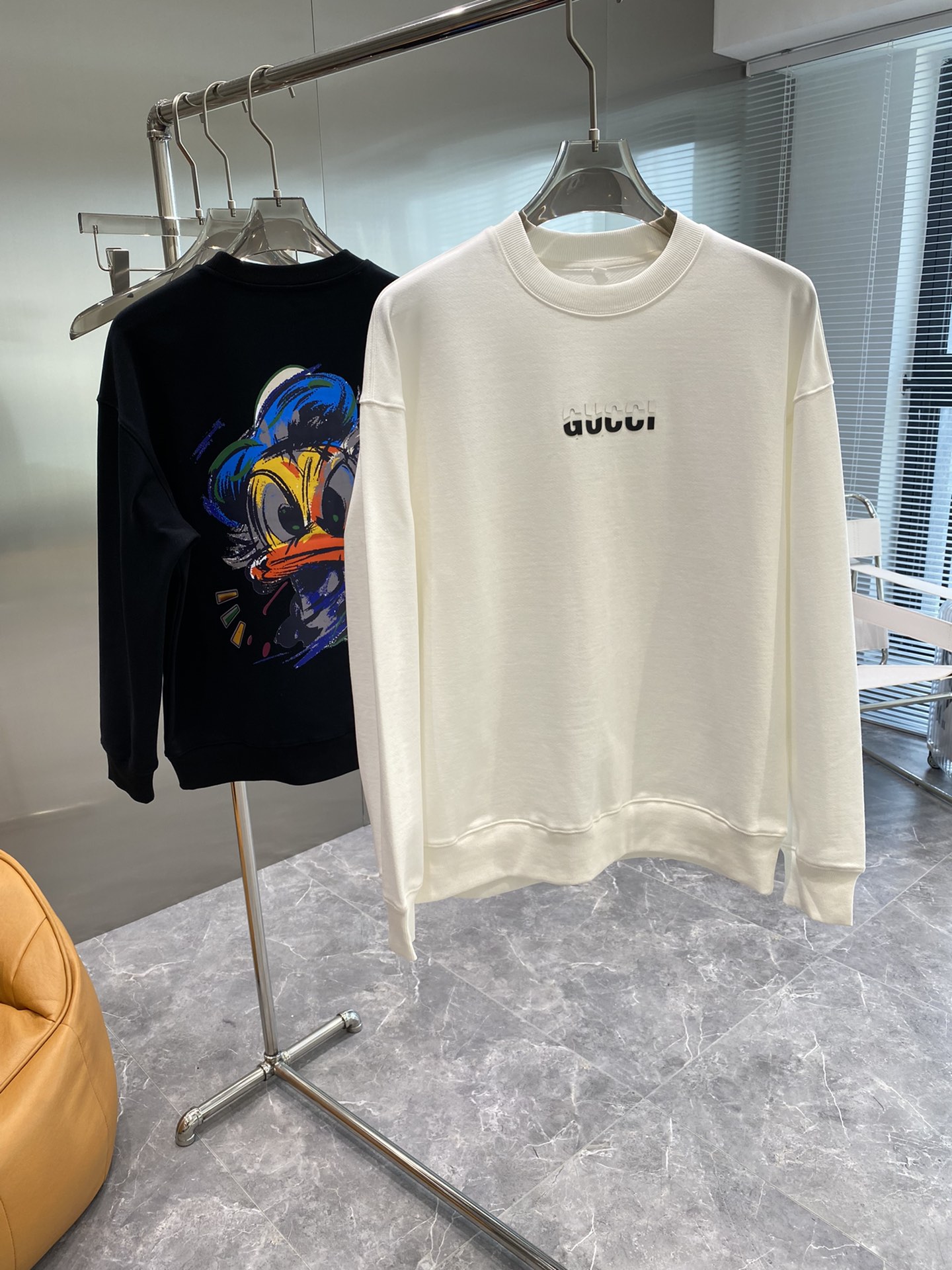 💰💰245💥 GUCCI 古驰 新款潮流经典卫衣，精致裁剪，高品质工艺！采用定织定染纯棉面料420克左右纯棉卫衣面料！图案进口数码印花工艺，耐穿耐洗久穿不变型，微阔百搭男女同款。颜色：黑色 米白。码数：XS S M L