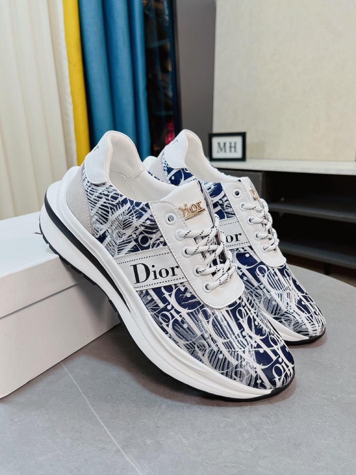 I5 Dior迪奥爆卖款官网全球首发男鞋高端品牌 官网最系列：鞋面采用进口牛皮搭配专供面料打造网布透气内里。让行走更加便捷舒适与官方的质量相比美的1：1复刻。打造时尚个性衬托你的与众不同潮男必备!经典款。男码：38-44。