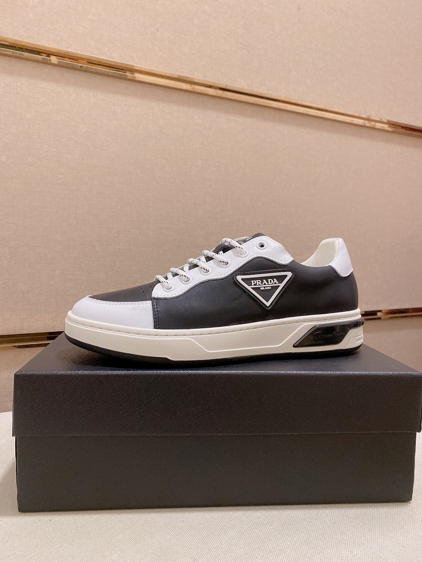 I0 普拉达官网最休闲时尚男鞋，爆款版型简洁大气，潮男专属.独有的官网最新品牌元素元素古奇原版装饰，时尚又大方，面料原版牛皮透气内里，官网指定耐磨休闲大底，专柜经典款实物拍摄38-44