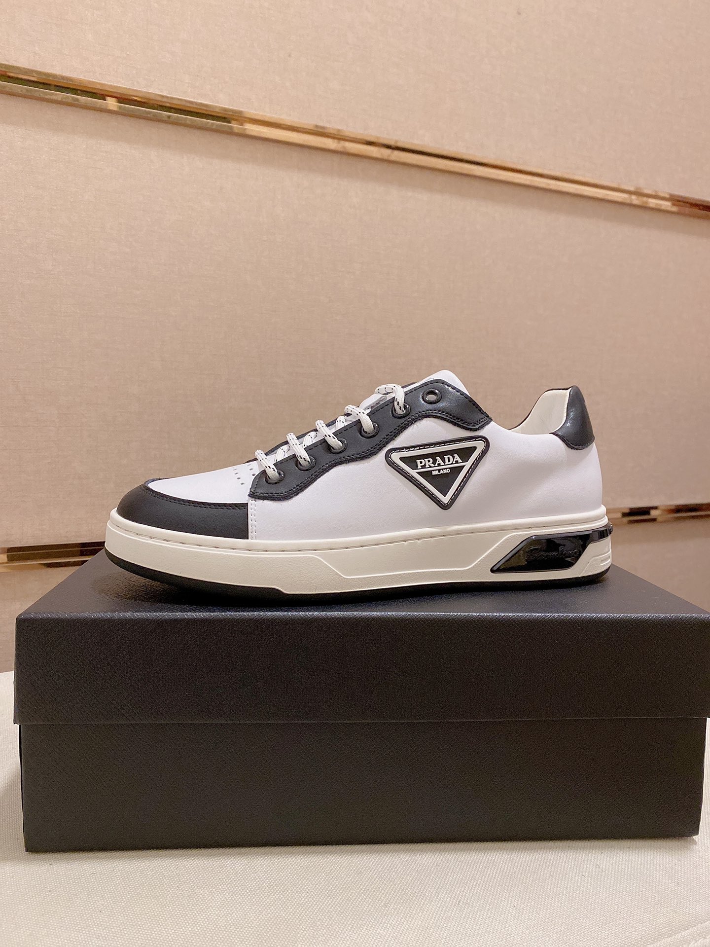 I0 普拉达官网最休闲时尚男鞋，爆款版型简洁大气，潮男专属.独有的官网最新品牌元素元素古奇原版装饰，时尚又大方，面料原版牛皮透气内里，官网指定耐磨休闲大底，专柜经典款实物拍摄38-44