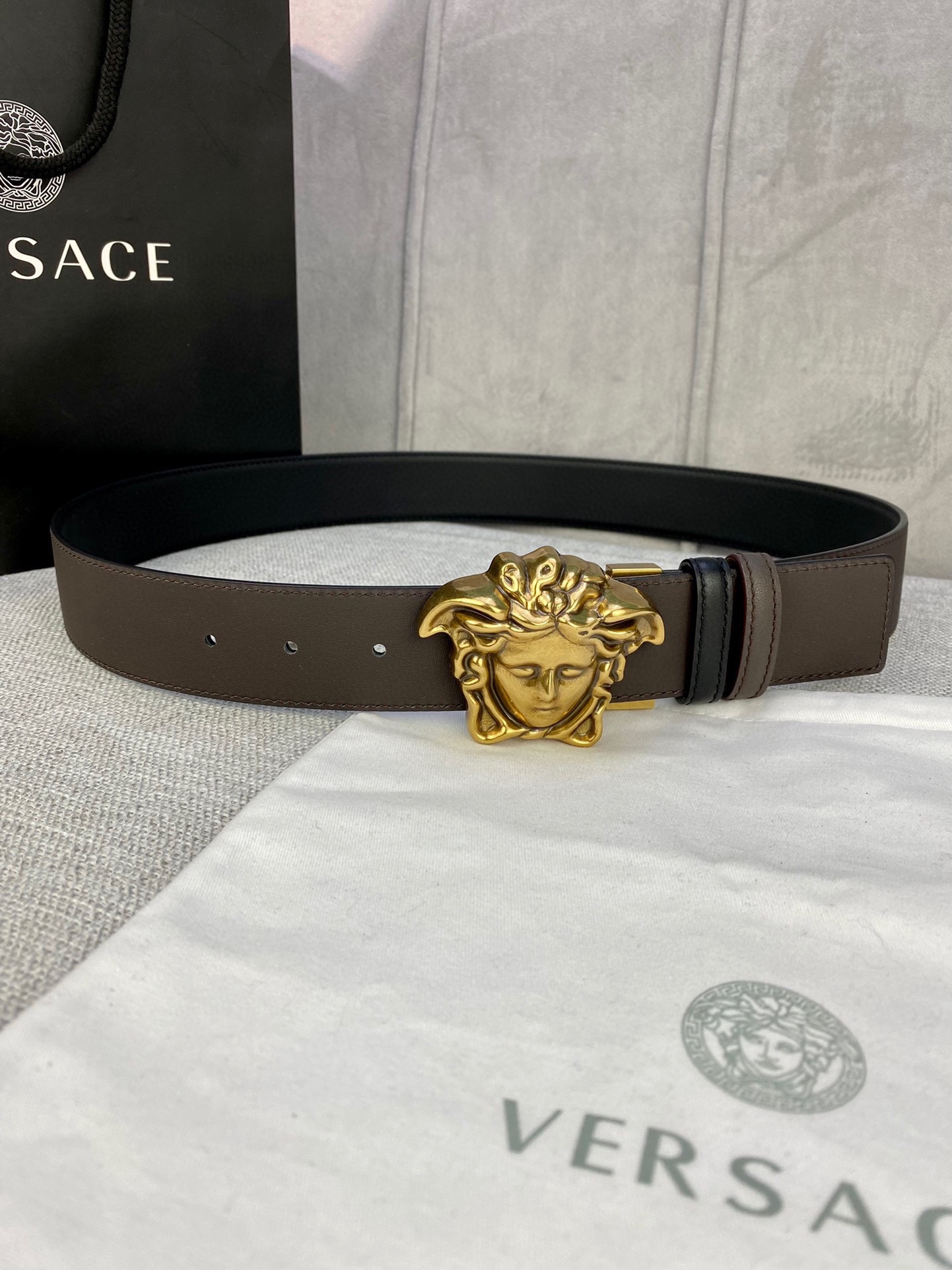 I5 宽度4.0cm VERSACE范思哲此款原版黑咖啡皮带饰有Versace品牌标志：3D美杜莎皮带扣,这也是Palazzo系列的一部分.