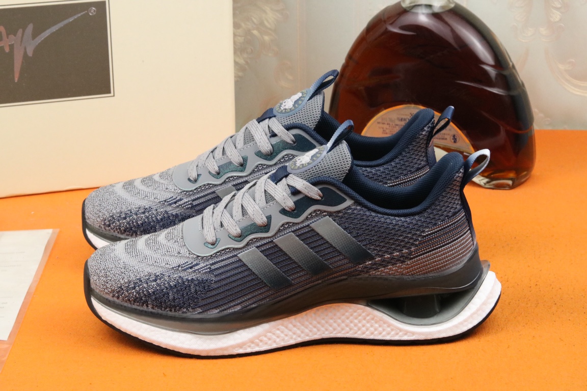 I5 高品质PRADA普拉达上市著名奢侈品牌，专柜同步更新，意大利男鞋时尚杂志季刊封面主推款鞋面采用意大利进口头层牛皮拼接冰丝网布面料制作，舒适透气内里。原版防滑运动大底，上脚舒适有型。 细节无可挑剔。