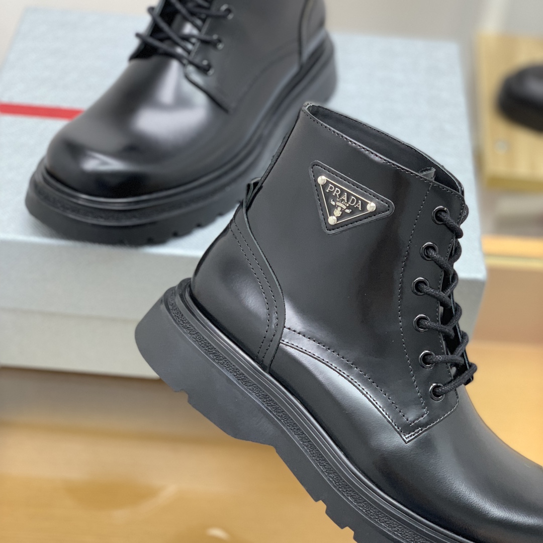 PRADA/普拉达   金属孔眼和运动男士P家皮靴