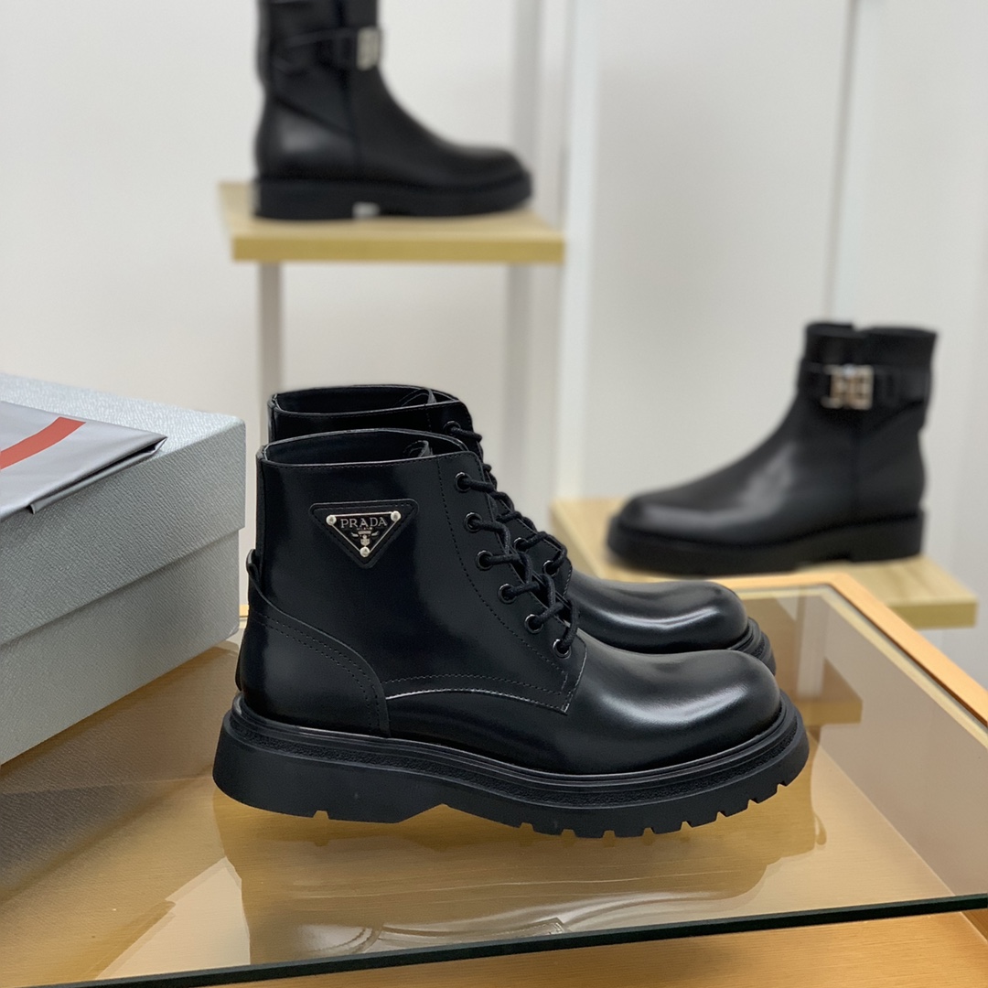 PRADA/普拉达   金属孔眼和运动男士P家皮靴