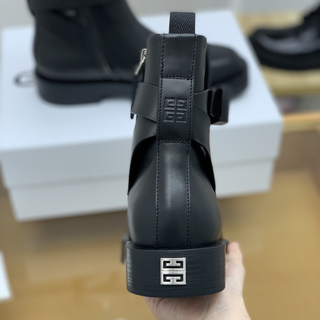 Givenchy 纪梵希  采用小牛皮制成黑色4G微标搭扣裸靴