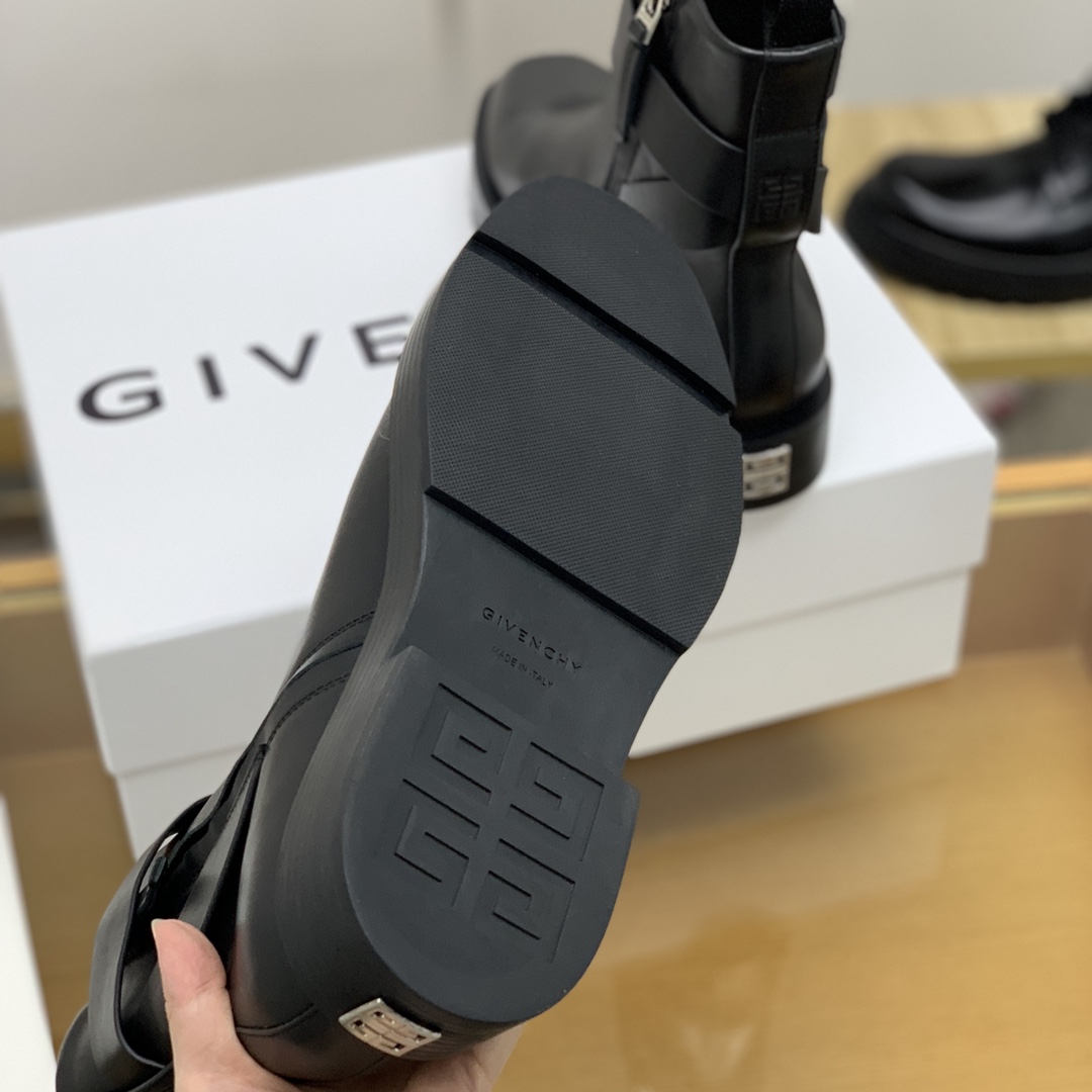 Givenchy 纪梵希  采用小牛皮制成黑色4G微标搭扣裸靴