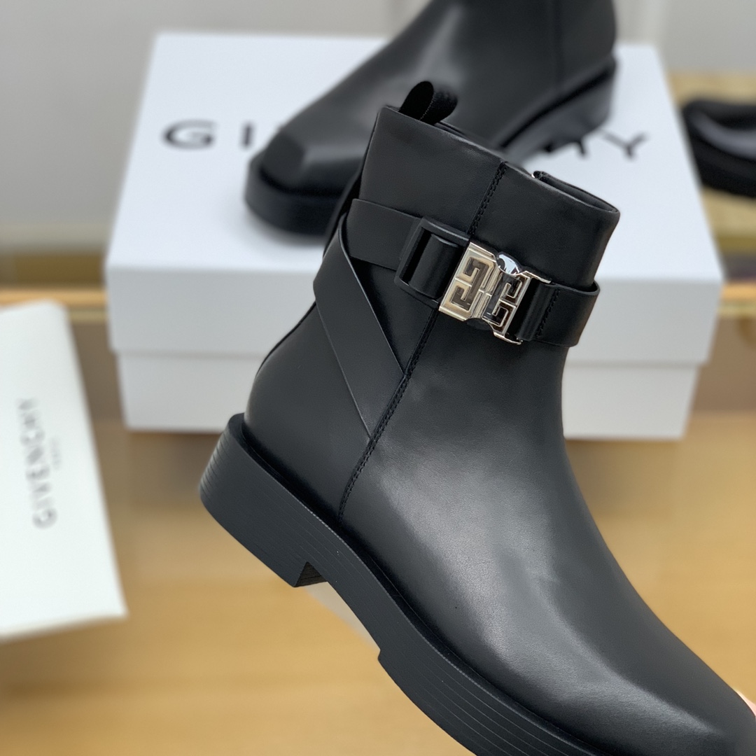 Givenchy 纪梵希  采用小牛皮制成黑色4G微标搭扣裸靴