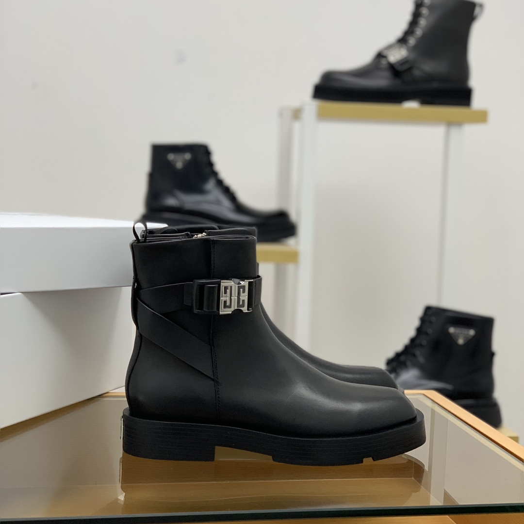 Givenchy 纪梵希  采用小牛皮制成黑色4G微标搭扣裸靴
