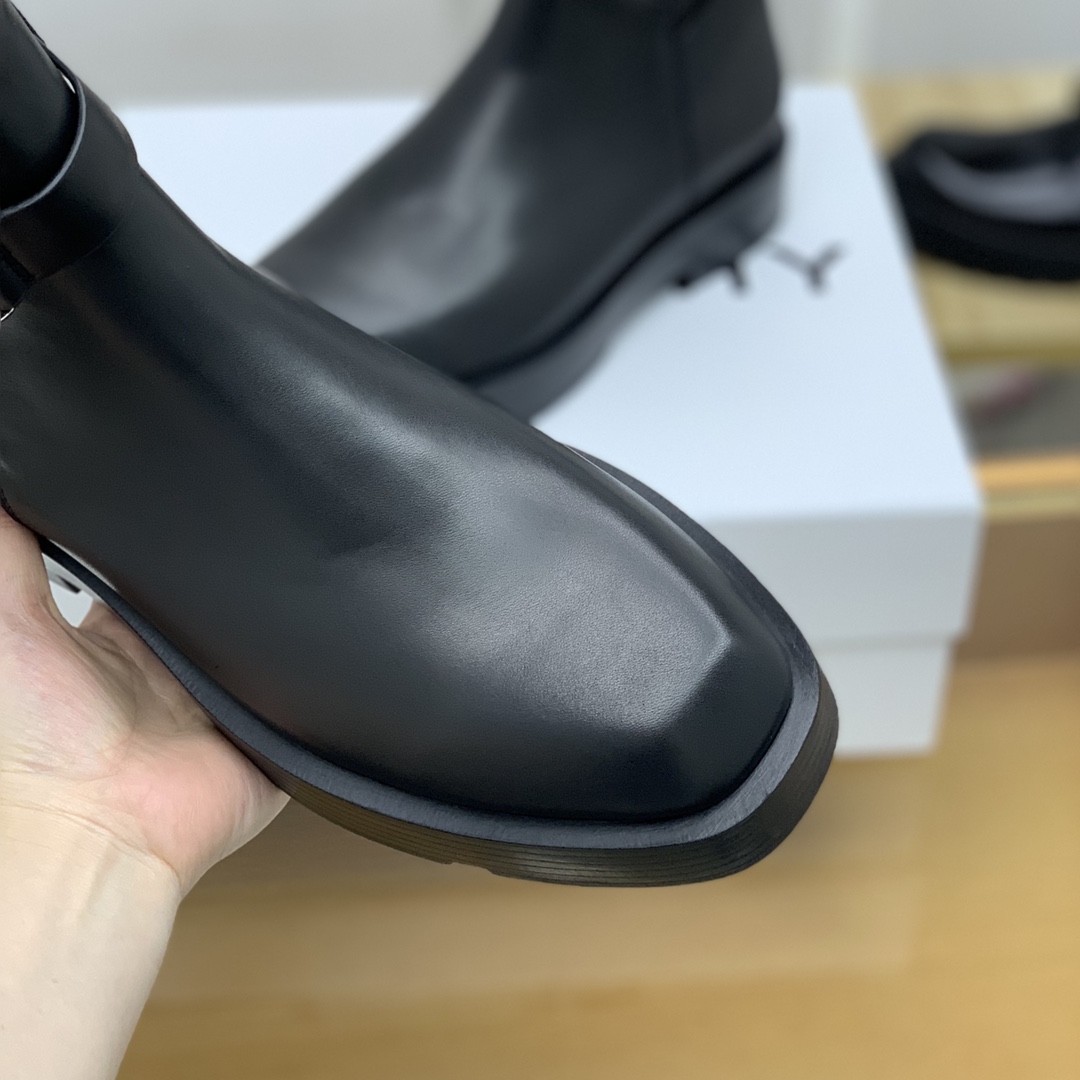 Givenchy 纪梵希  采用小牛皮制成黑色4G微标搭扣裸靴