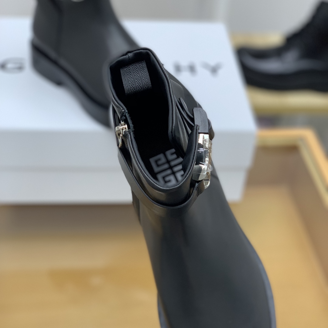 Givenchy 纪梵希  采用小牛皮制成黑色4G微标搭扣裸靴