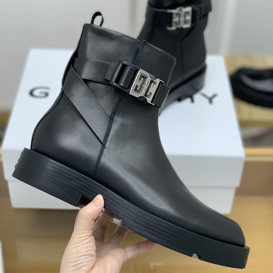 Givenchy 纪梵希  采用小牛皮制成黑色4G微标搭扣裸靴