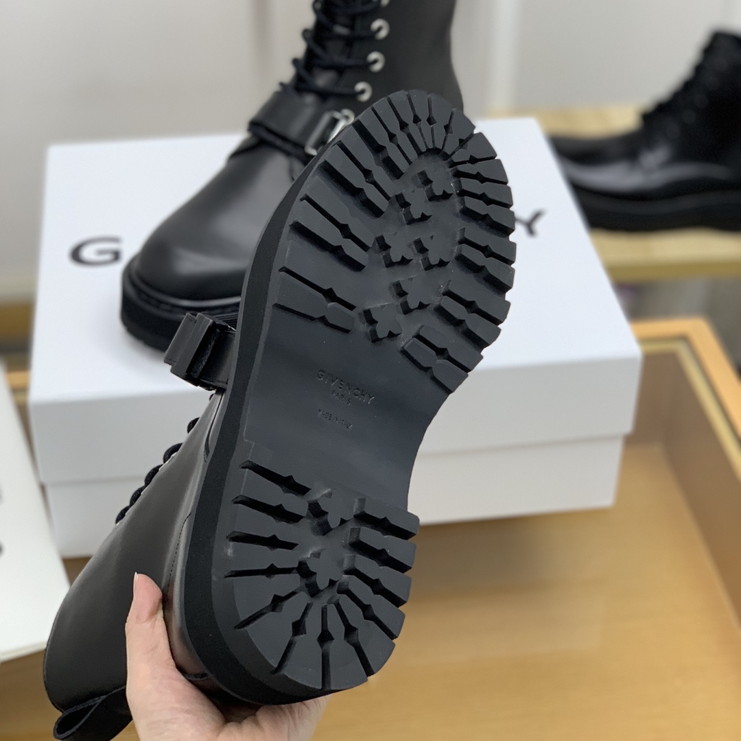 Givenchy 纪梵希   采用小牛皮制成男士新款裸靴
