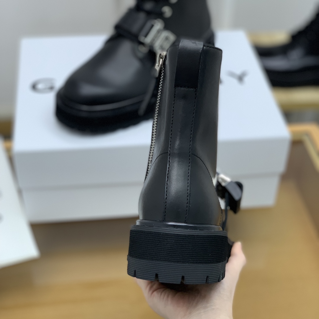 Givenchy 纪梵希   采用小牛皮制成男士新款裸靴