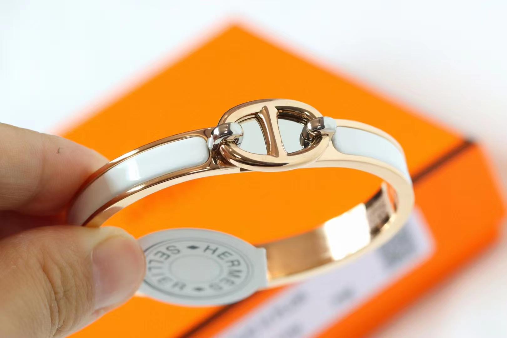 NO:102161,New product Hermes Mini Clic Pure White Pig Nose Bracelet Close your eyes!  The classic classics are versatile and versatile!  So beautiful~ I'm still struggling to buy Aima Hand Bracelets, but I'm afraid of having a door bump!  The new love of Mas bracelet is here, and the new hand bracelets for this year's autumn and winter are also great. I love it as a classic model of Mas - Pig Nose, paired with five colorful enamels!  Personally, this pig's nose looks more delicate and charming. You are so moved. Size 17 inches, 18 inches, Hermes bracelet, christian louboutin, hermes, hermes, bracelet19860909新品 Hermes爱马仕 Mini Clic 纯白色 猪子鼻手镯 闭眼入！经简典约又百搭！真漂心亮～还在结纠想买爱马手仕镯但又怕门出撞款嘛！新爱款马仕镯手来了,今年的秋款冬新出的手也镯太赞了.又爱是马仕的典经款—猪鼻子 搭五配颜六色珐的琅！ 个人觉感这款猪子鼻的看起更来精致皮俏了一点 你,心了动嘛 尺寸17寸、18寸,爱马仕手镯,christian louboutin,hermes,hermes,bracelet,Jewelry