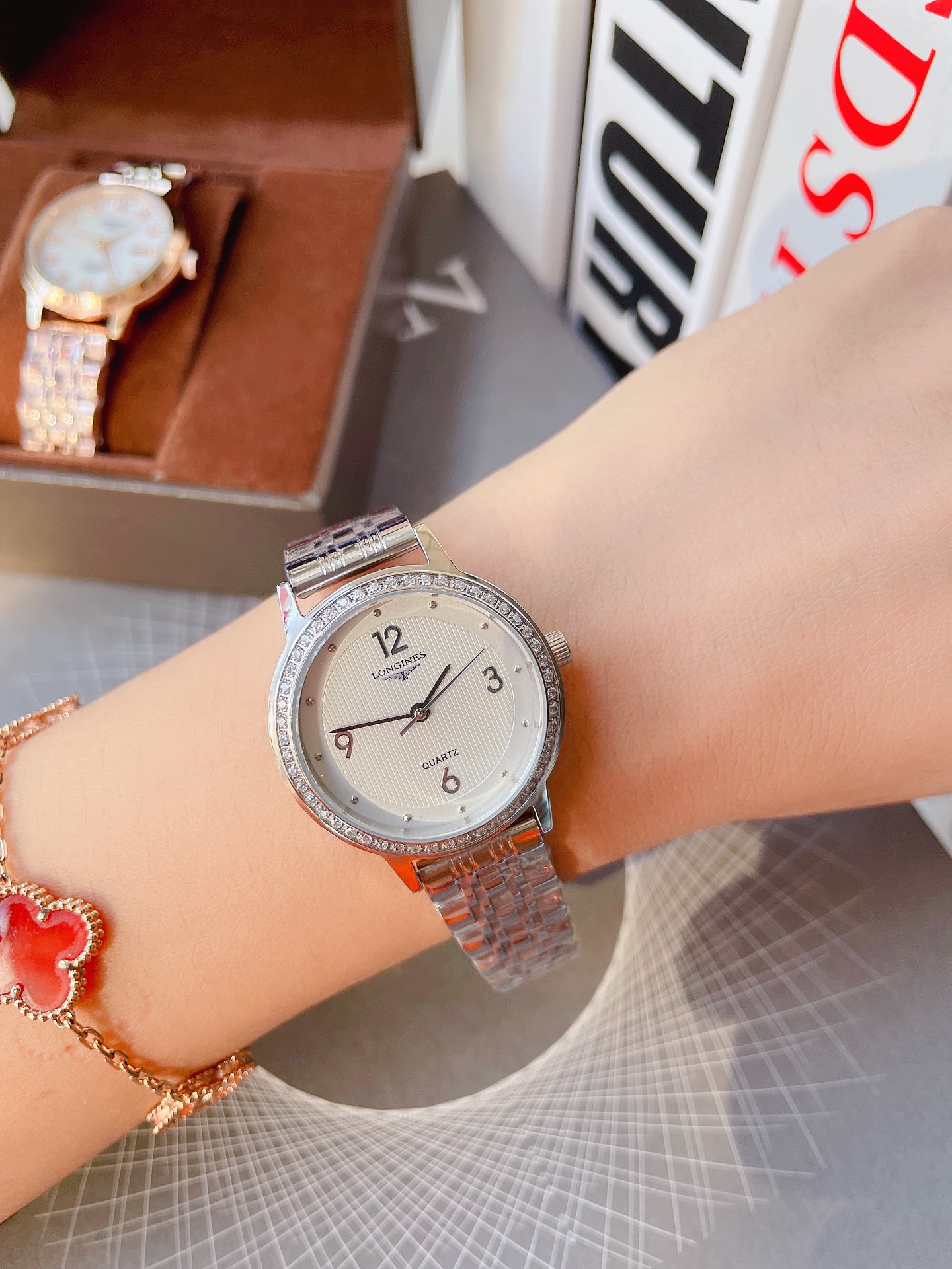 K0   浪琴  Longines 简约大气女款 进口石英机芯 矿物质玻璃镜面 316L精钢表壳 直径28mm厚8mm 该款腕表备受女性喜爱，在不同的场合映耀着她们各自的独特个性与迷人风华”},”digital_watermark”:1.1064171937e+16,”normal”:false,”old_share_time”:”