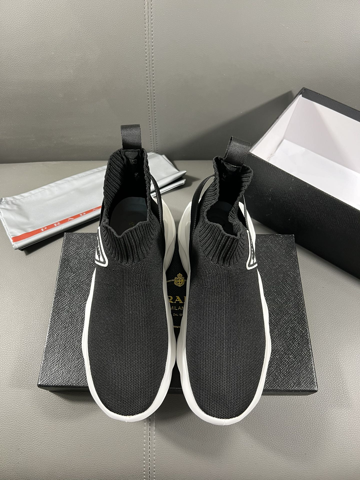 I5 普拉达官网最休闲时尚男鞋，爆款版型简洁大气，潮男专属.独有的官网最新品牌元素元素古奇原版装饰，时尚又大方，面料原版牛皮透气内里，官网指定耐磨休闲大底，专柜经典款实物拍摄38-44，