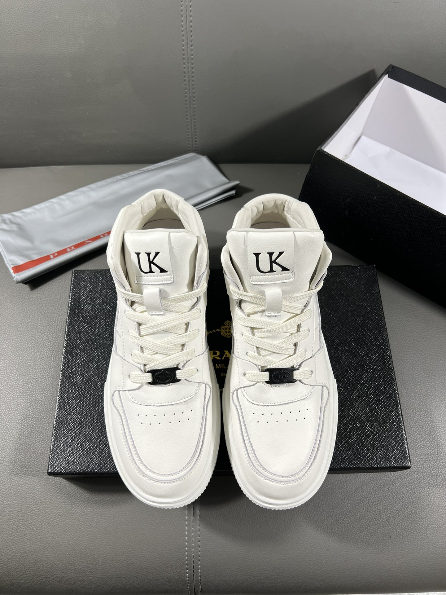 J0 普拉达官网最休闲时尚男鞋，爆款版型简洁大气，潮男专属.独有的官网最新品牌元素元素古奇原版装饰，时尚又大方，面料原版牛皮透气内里，官网指定耐磨休闲大底，专柜经典款实物拍摄38-44，