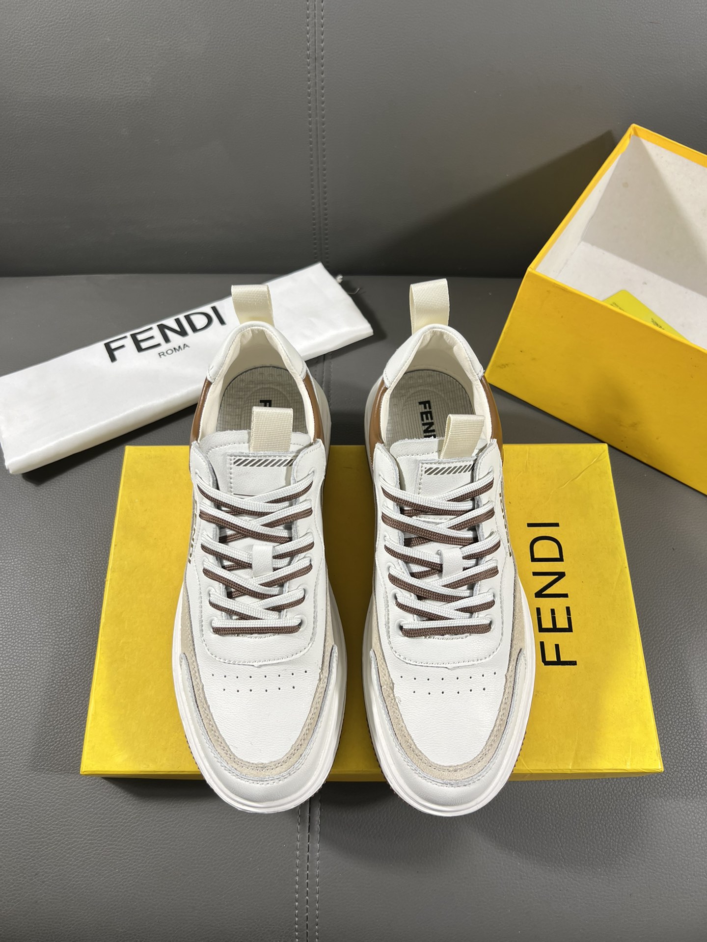 I5  Fendi 芬迪 官网最休闲时尚男鞋，爆款版型简洁大气，潮男专属.独有的官网最新品牌元素元素古奇原版装饰，时尚又大方，面料原版牛皮透气内里，官网指定耐磨休闲大底，专柜经典款实物拍摄38-44，