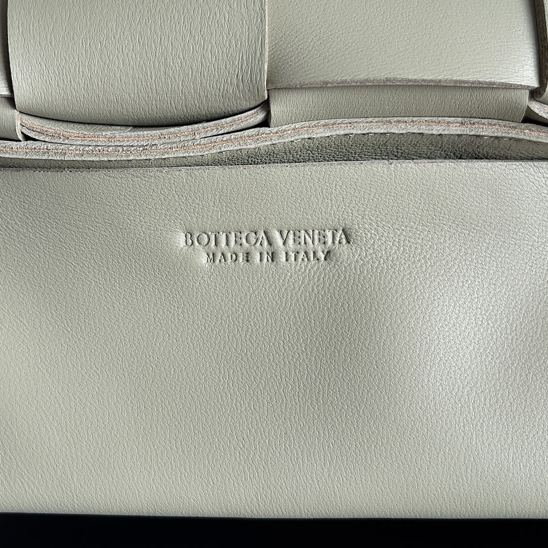 🉐️340
Bottega Veneta 🌟 BELT BAG
新鲜出炉的小腰包真的萌到我了，全羊皮手工编织的Mini Cassette 四处散发的可爱气息 简直人见人爱 花见花开❤️ 
尺寸：9.5*17.5*5cm
款号：639367
颜色：洞石绿