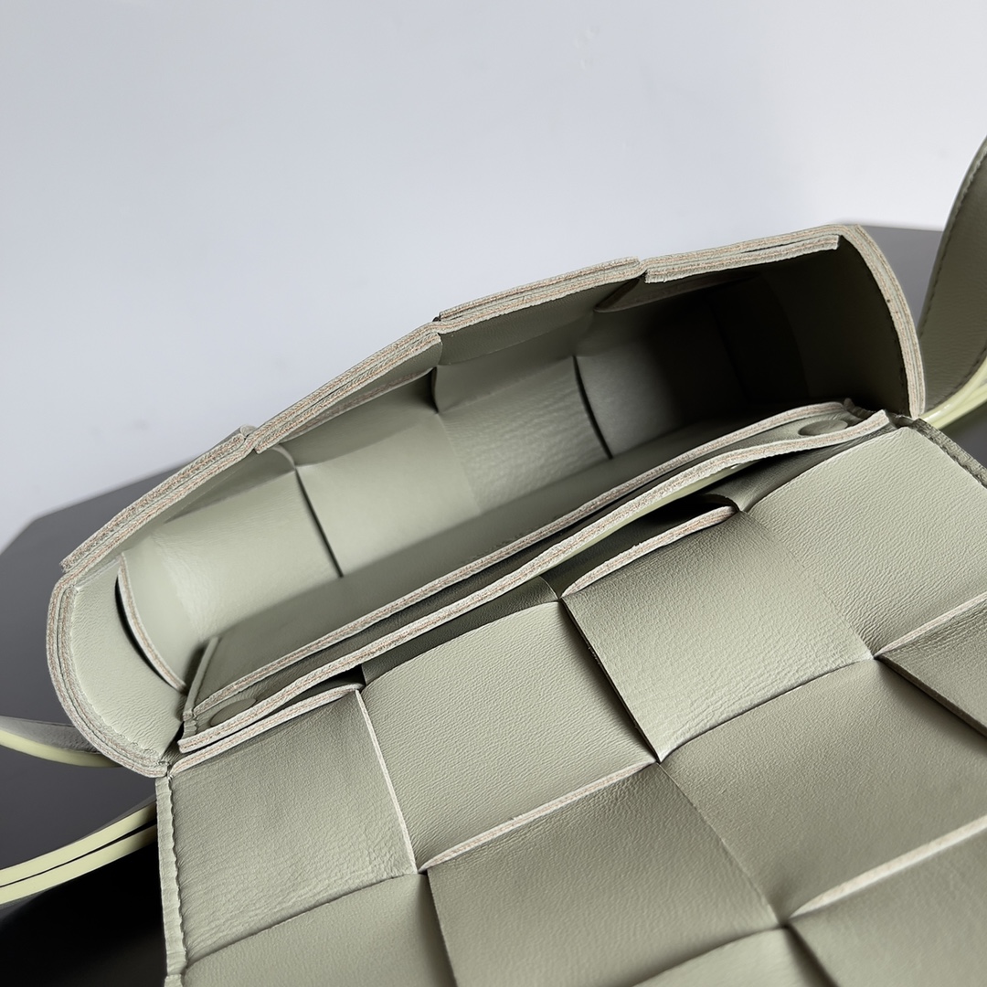 🉐️340
Bottega Veneta 🌟 BELT BAG
新鲜出炉的小腰包真的萌到我了，全羊皮手工编织的Mini Cassette 四处散发的可爱气息 简直人见人爱 花见花开❤️ 
尺寸：9.5*17.5*5cm
款号：639367
颜色：洞石绿