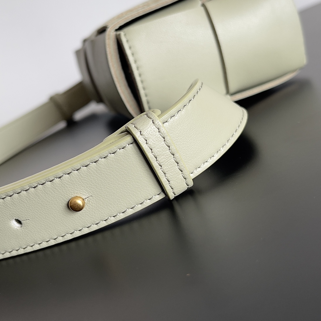 🉐️340
Bottega Veneta 🌟 BELT BAG
新鲜出炉的小腰包真的萌到我了，全羊皮手工编织的Mini Cassette 四处散发的可爱气息 简直人见人爱 花见花开❤️ 
尺寸：9.5*17.5*5cm
款号：639367
颜色：洞石绿