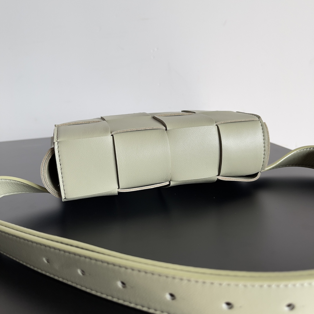 🉐️340
Bottega Veneta 🌟 BELT BAG
新鲜出炉的小腰包真的萌到我了，全羊皮手工编织的Mini Cassette 四处散发的可爱气息 简直人见人爱 花见花开❤️ 
尺寸：9.5*17.5*5cm
款号：639367
颜色：洞石绿