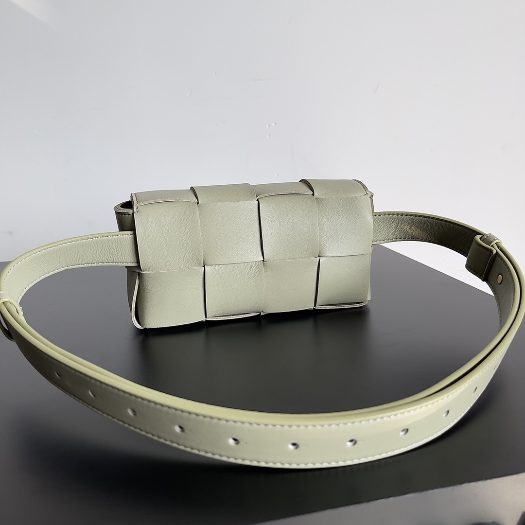🉐️340
Bottega Veneta 🌟 BELT BAG
新鲜出炉的小腰包真的萌到我了，全羊皮手工编织的Mini Cassette 四处散发的可爱气息 简直人见人爱 花见花开❤️ 
尺寸：9.5*17.5*5cm
款号：639367
颜色：洞石绿
