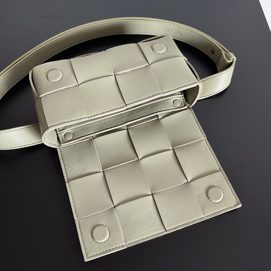 🉐️340
Bottega Veneta 🌟 BELT BAG
新鲜出炉的小腰包真的萌到我了，全羊皮手工编织的Mini Cassette 四处散发的可爱气息 简直人见人爱 花见花开❤️ 
尺寸：9.5*17.5*5cm
款号：639367
颜色：洞石绿
