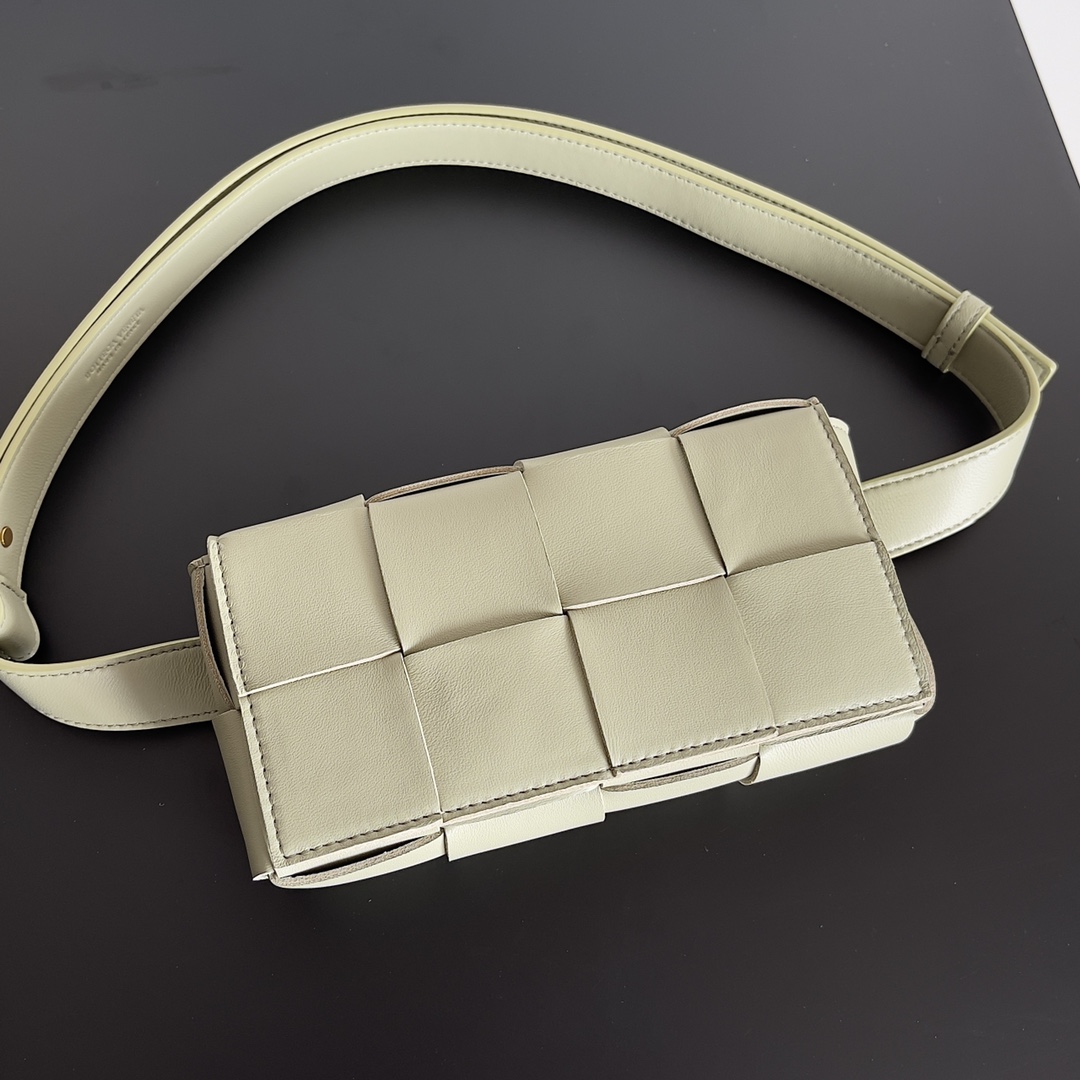🉐️340
Bottega Veneta 🌟 BELT BAG
新鲜出炉的小腰包真的萌到我了，全羊皮手工编织的Mini Cassette 四处散发的可爱气息 简直人见人爱 花见花开❤️ 
尺寸：9.5*17.5*5cm
款号：639367
颜色：洞石绿