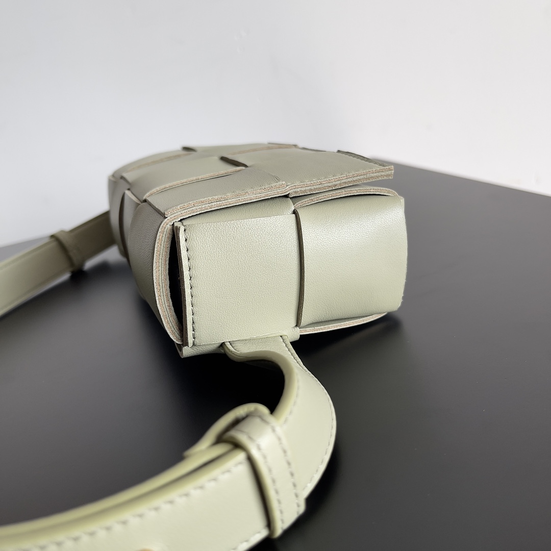 🉐️340
Bottega Veneta 🌟 BELT BAG
新鲜出炉的小腰包真的萌到我了，全羊皮手工编织的Mini Cassette 四处散发的可爱气息 简直人见人爱 花见花开❤️ 
尺寸：9.5*17.5*5cm
款号：639367
颜色：洞石绿