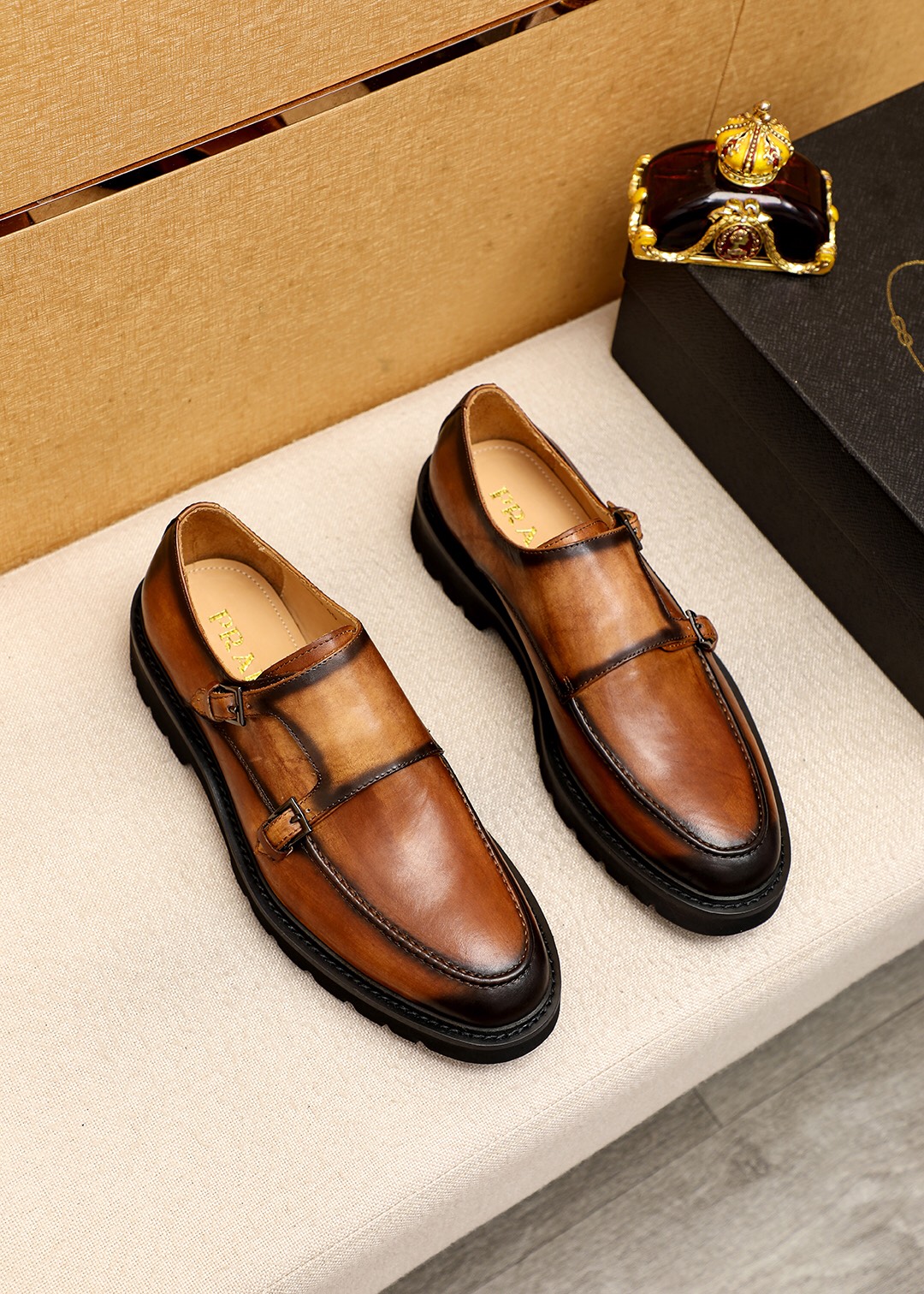 J5 Prada 普拉达 全高端牛皮内里最新真皮休闲西装鞋官网同步上市，意大利进口 头层牛皮一比一重金打造，官网1:1发泡大底。穿着百搭，高档不失档次，彩色搭配气度不凡。此款四季款，穿在脚上魅力四射尽显大牌气质。标准码38-4445订做