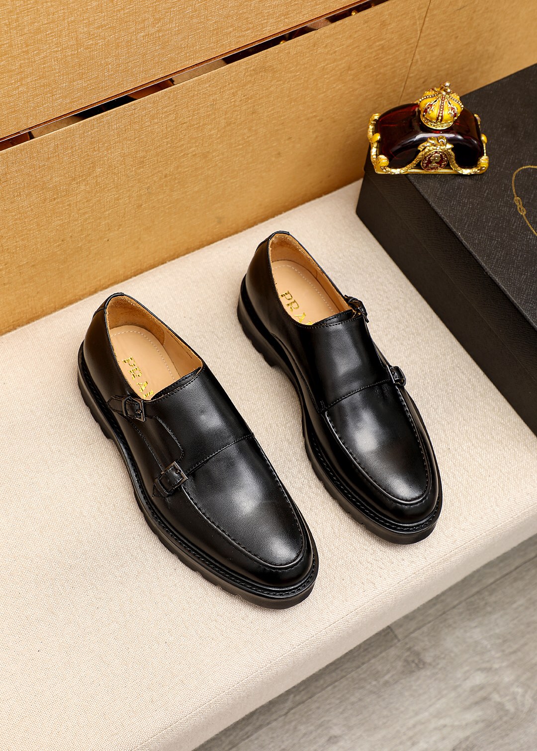 J5 Prada 普拉达 全高端牛皮内里最新真皮休闲西装鞋官网同步上市，意大利进口 头层牛皮一比一重金打造，官网1:1发泡大底。穿着百搭，高档不失档次，彩色搭配气度不凡。此款四季款，穿在脚上魅力四射尽显大牌气质。标准码38-4445订做