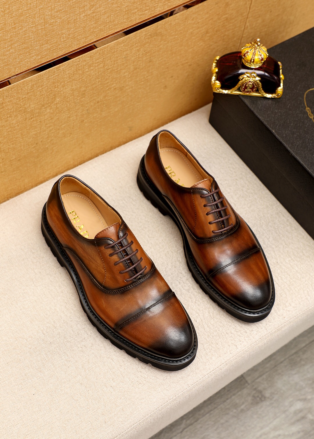 J5 Prada 普拉达 全高端牛皮内里最新真皮休闲西装鞋官网同步上市，意大利进口 头层牛皮一比一重金打造，官网1:1发泡大底。穿着百搭，高档不失档次，彩色搭配气度不凡。此款四季款，穿在脚上魅力四射尽显大牌气质。标准码38-4445订做