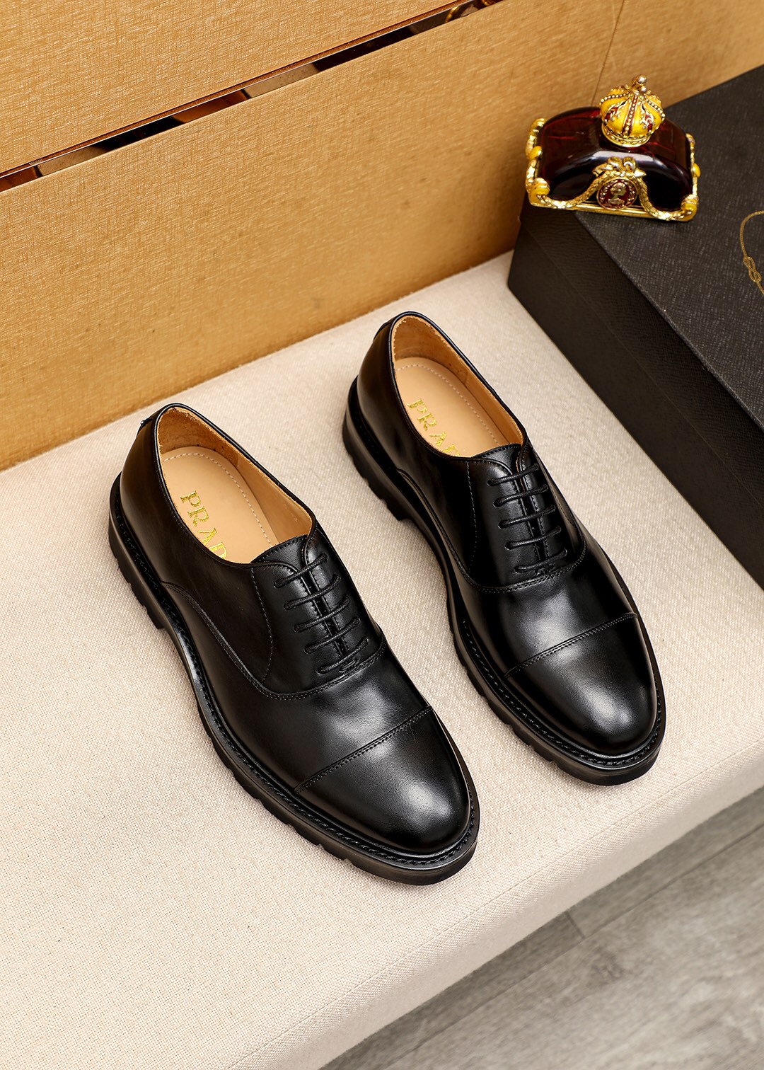 J5 Prada 普拉达 全高端牛皮内里最新真皮休闲西装鞋官网同步上市，意大利进口 头层牛皮一比一重金打造，官网1:1发泡大底。穿着百搭，高档不失档次，彩色搭配气度不凡。此款四季款，穿在脚上魅力四射尽显大牌气质。标准码38-4445订做