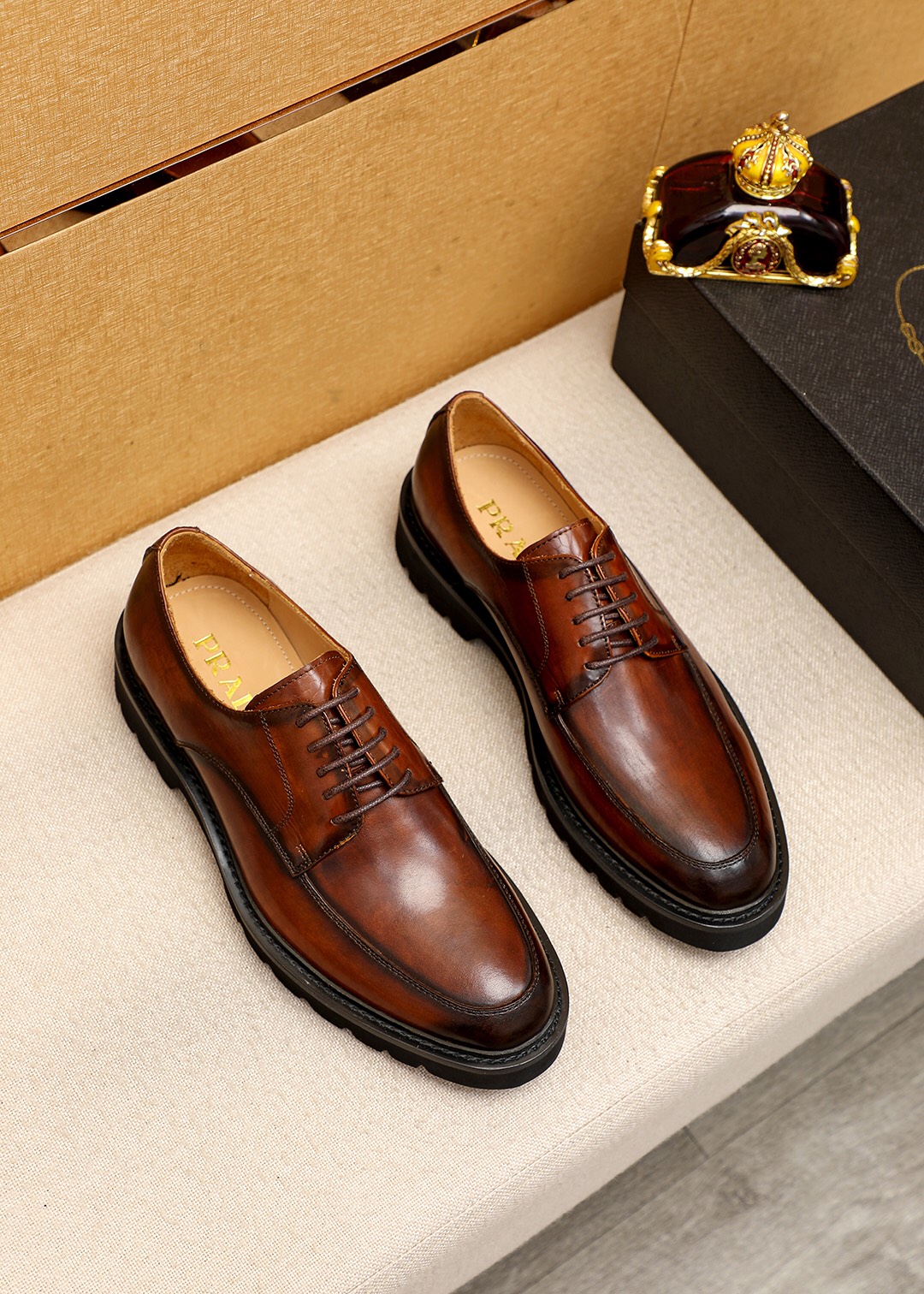 J5 Prada 普拉达 全高端牛皮内里最新真皮休闲西装鞋官网同步上市，意大利进口 头层牛皮一比一重金打造，官网1:1发泡大底。穿着百搭，高档不失档次，彩色搭配气度不凡。此款四季款，穿在脚上魅力四射尽显大牌气质。标准码38-4445订做